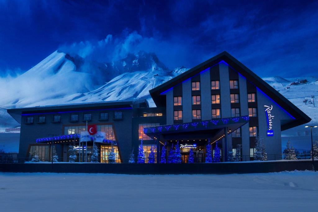 ErciyesRadisson Blu Hotel, Mount Erciyes的一座有雪覆盖的山地的酒店