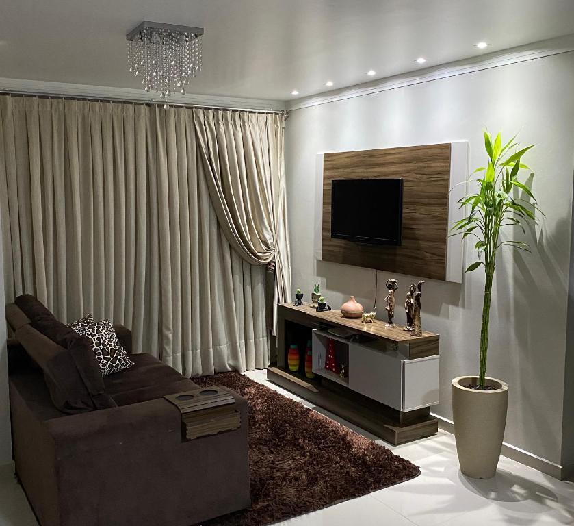 波梅罗迪Apartamento em Pomerode的带沙发和电视的客厅