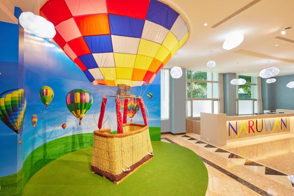 台东娜路湾会馆的一间设有热气球壁画的房间