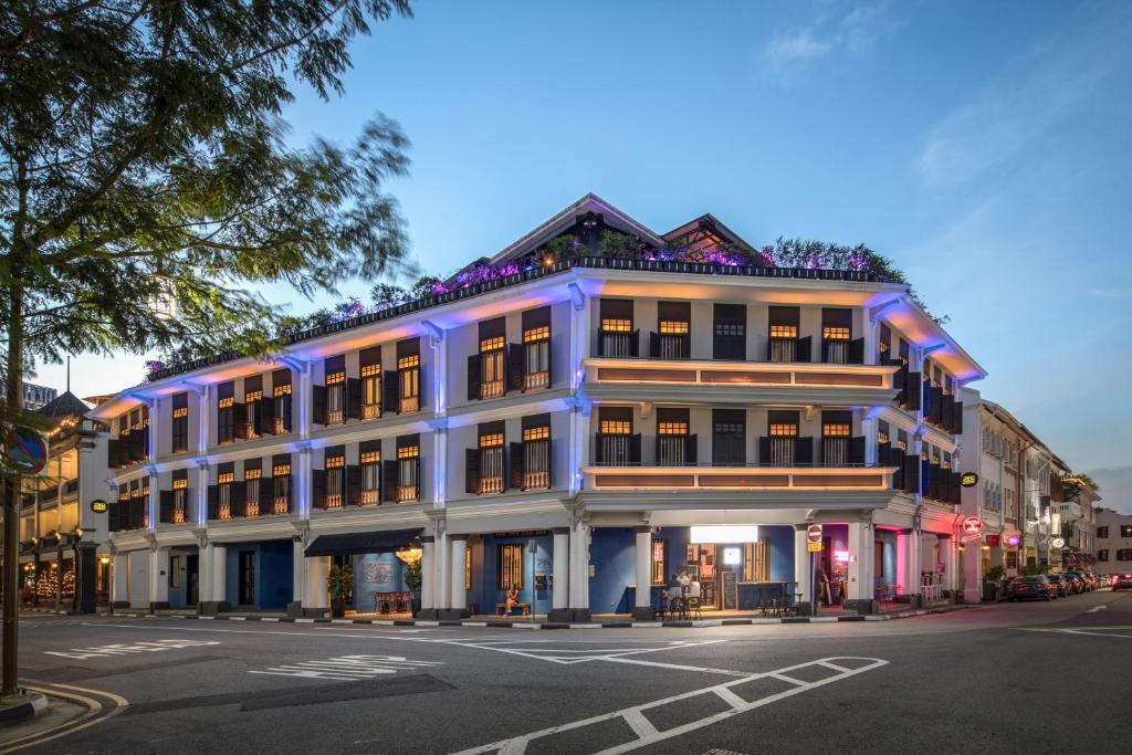 新加坡Ann Siang House, The Unlimited Collection managed by The Ascott Limited的城市街道上的一个大型建筑