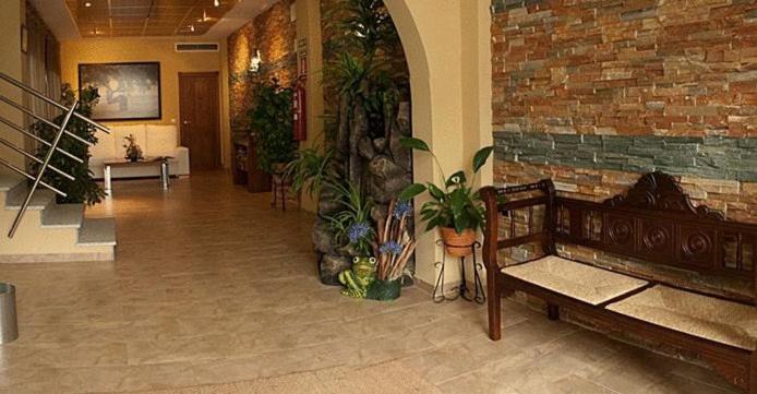 Alcaracejos米格尔​​安赫尔乡村酒店的大楼里带长凳和植物的大堂