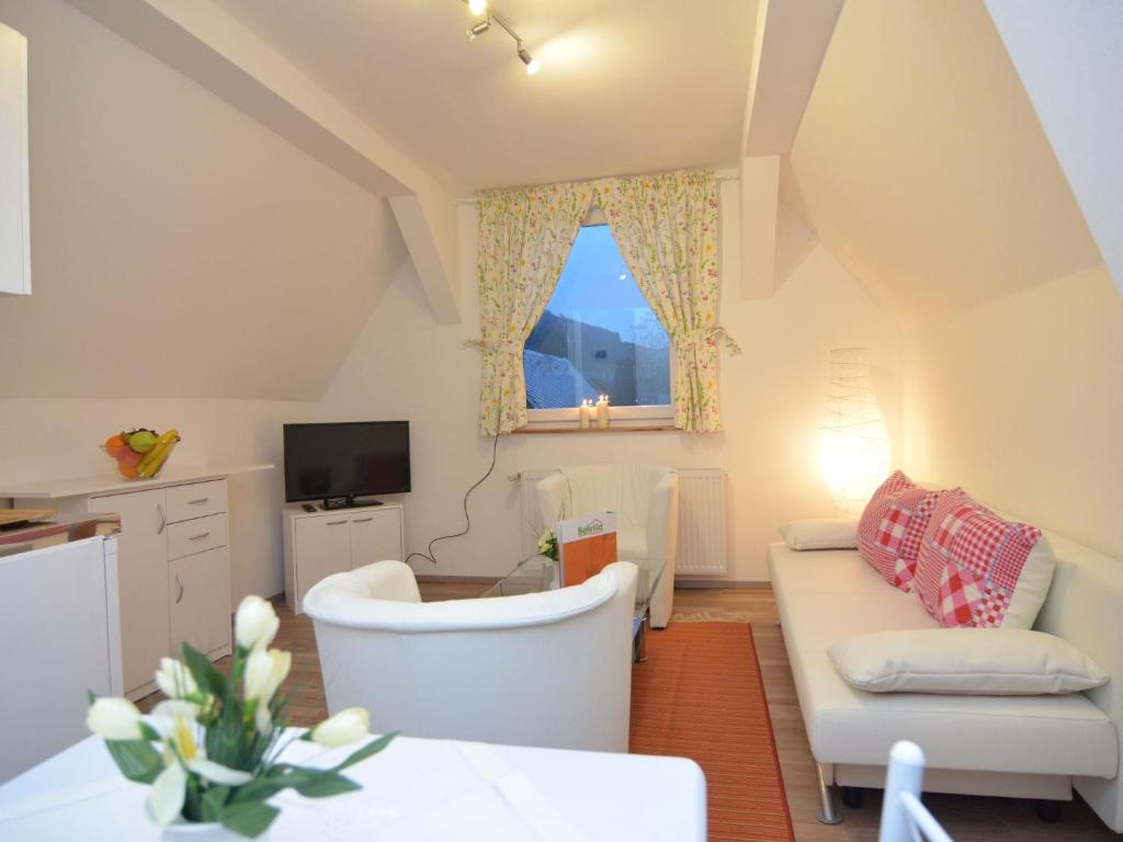 施马伦贝格Beautiful holiday home near the ski area的客厅配有白色沙发和电视