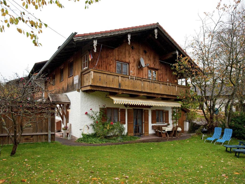 施泰因加登Spacious apartment near the ski area的一座大型木屋,前面设有草坪