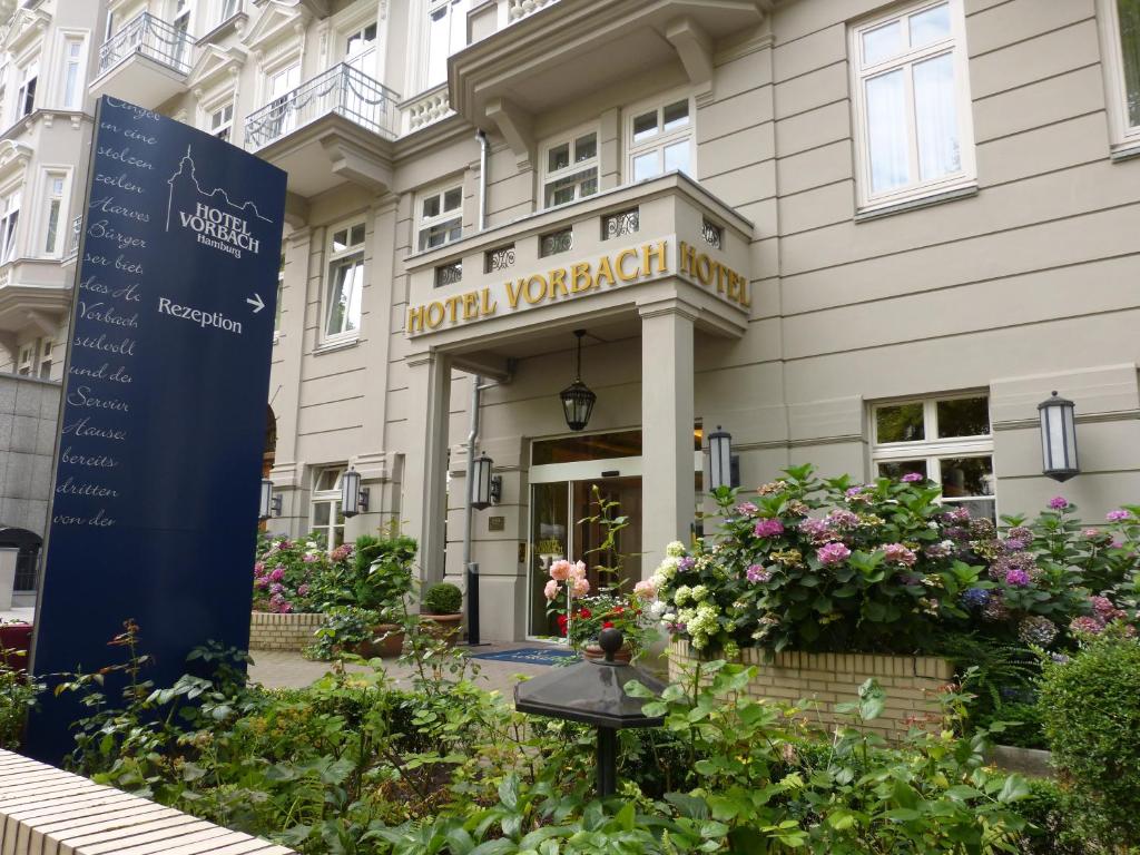 汉堡沃巴赫酒店的前面有标志的酒店