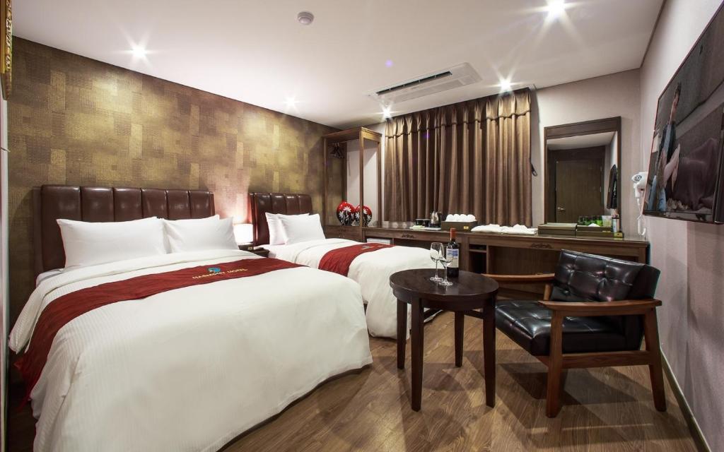 首尔华美伦酒店的酒店客房配有两张床和一张书桌