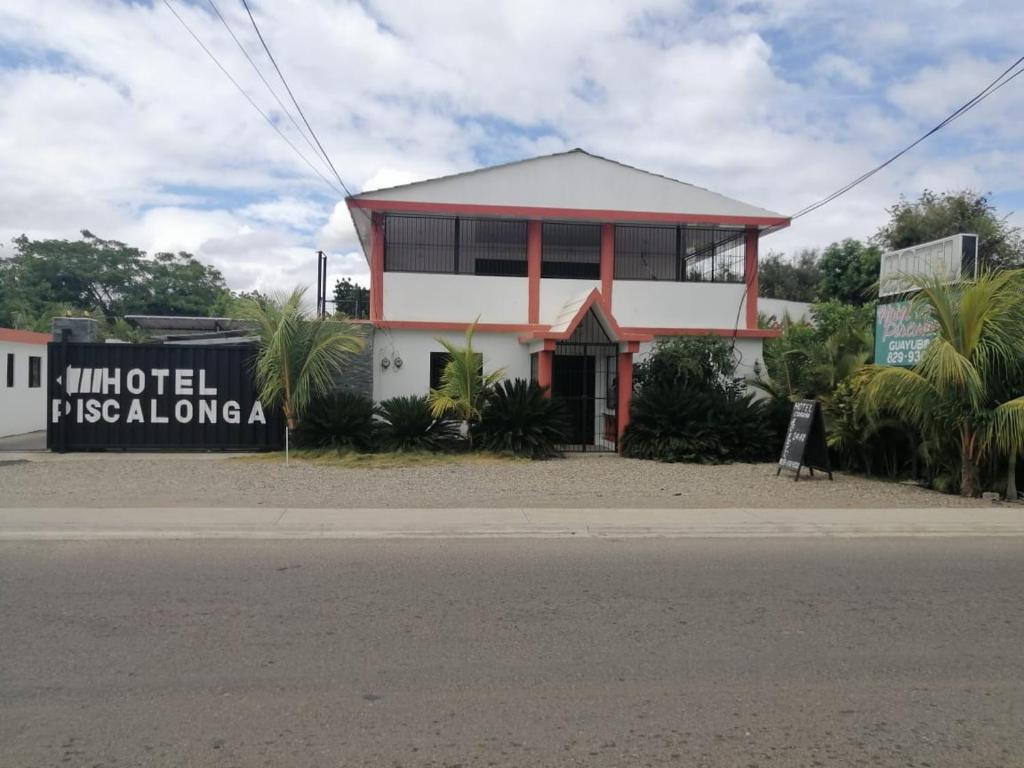 San Lorenzo de GuayubínRoom in Guest room - Piscalonga Hotel Restaurant Cozy Family Operated的前面有标志的建筑