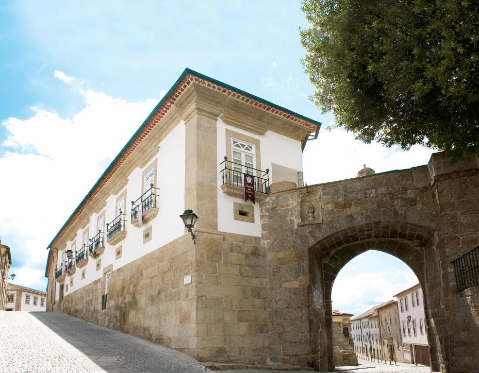 维塞乌Montebelo Palácio dos Melos Viseu Historic Hotel的拱门建筑的入口