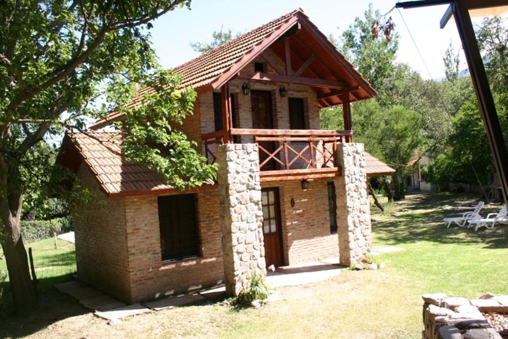 梅洛El Rincón del Molle的一座带木屋顶的小砖砌建筑