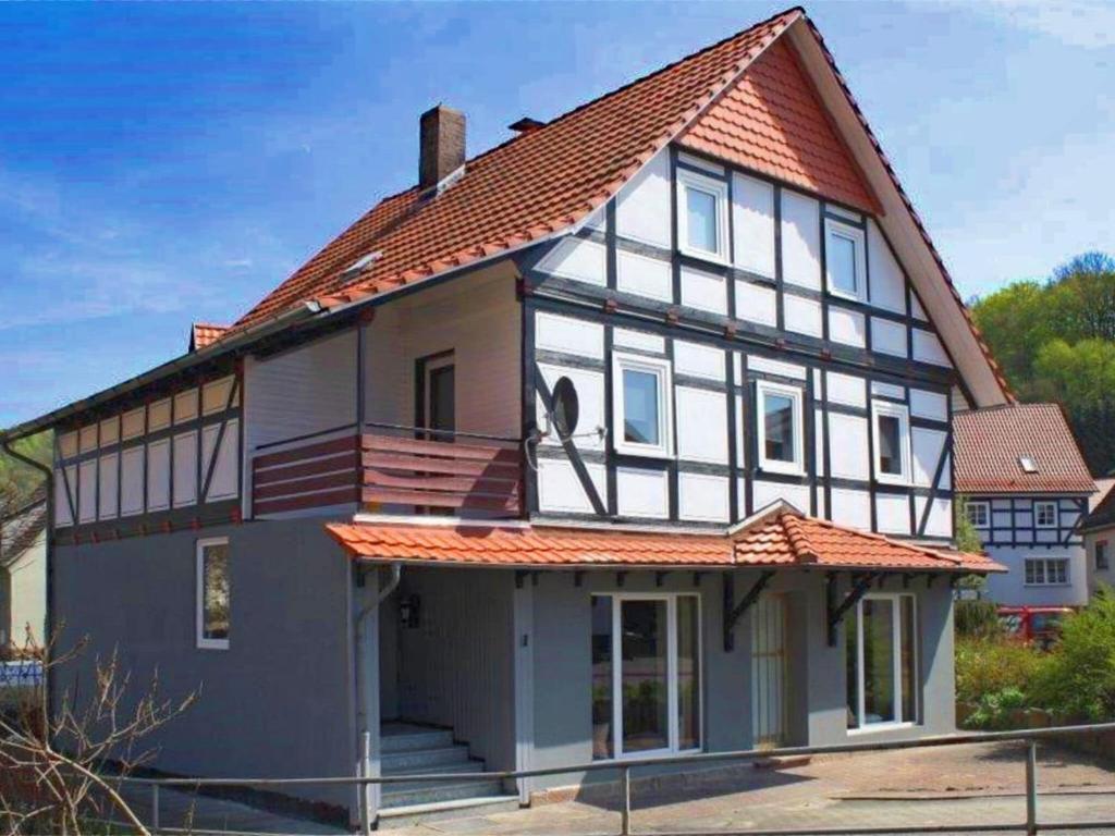TrubenhausenModern holiday home in Hessen with private terrace的一座红色屋顶的大房子