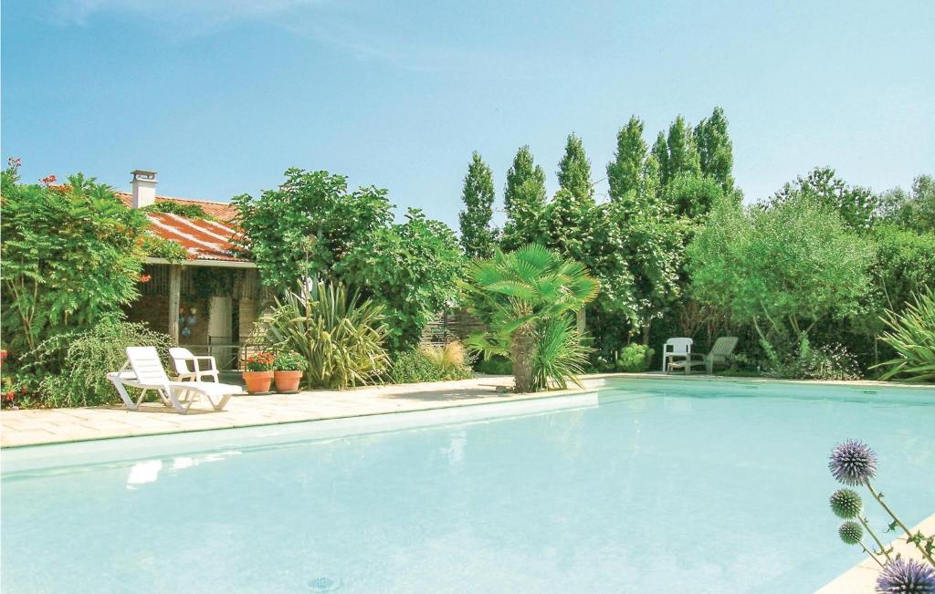 La Jonchère拉容谢勒度假屋的房屋前的大型游泳池