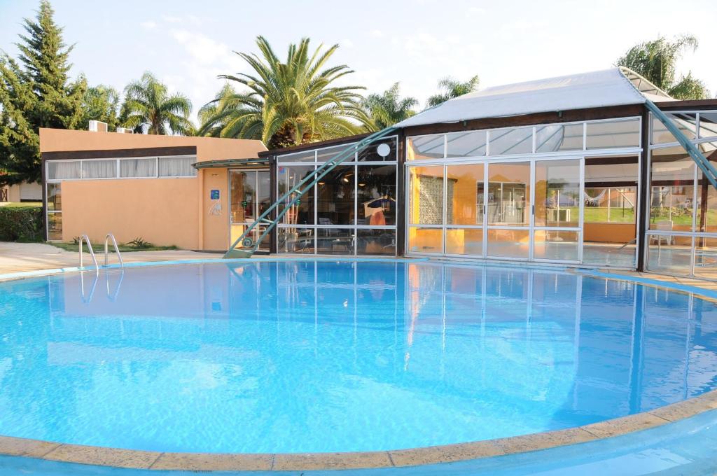 特拉玛斯阿拉佩阿拉佩绿洲温泉酒店的大楼前的大型蓝色游泳池