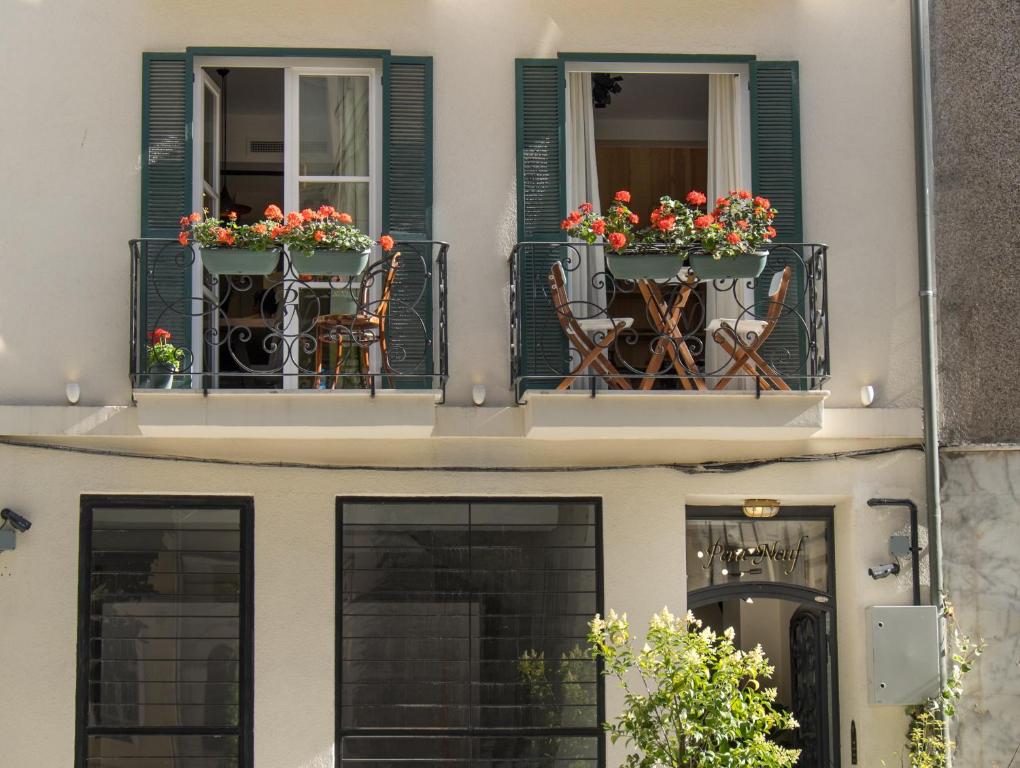 伊斯坦布尔佩拉尼乌酒店的两个阳台,在大楼内摆放着椅子和鲜花