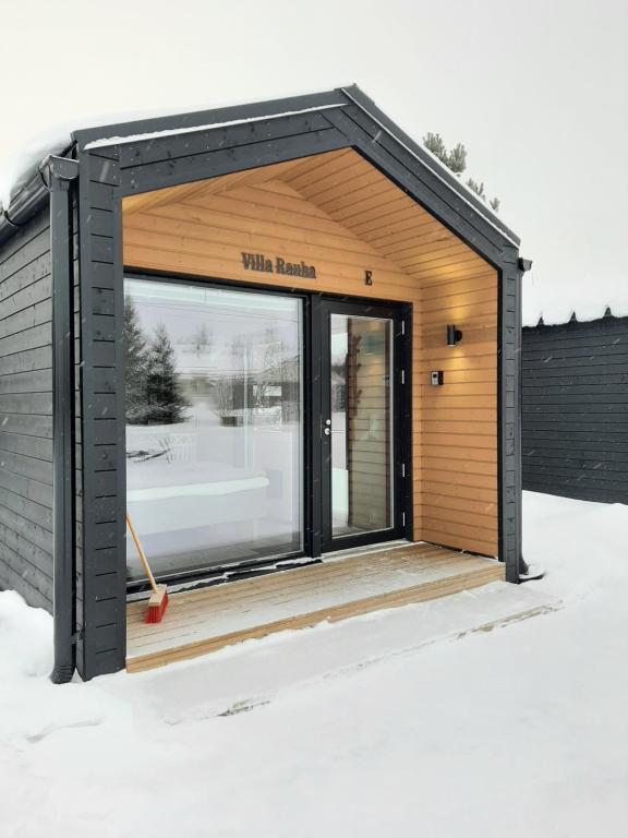 LumijokiWilla Rauha G的一个小棚子,有一个大玻璃门