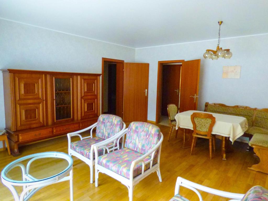 博福特迈耶公寓的客厅配有椅子、桌子和桌子