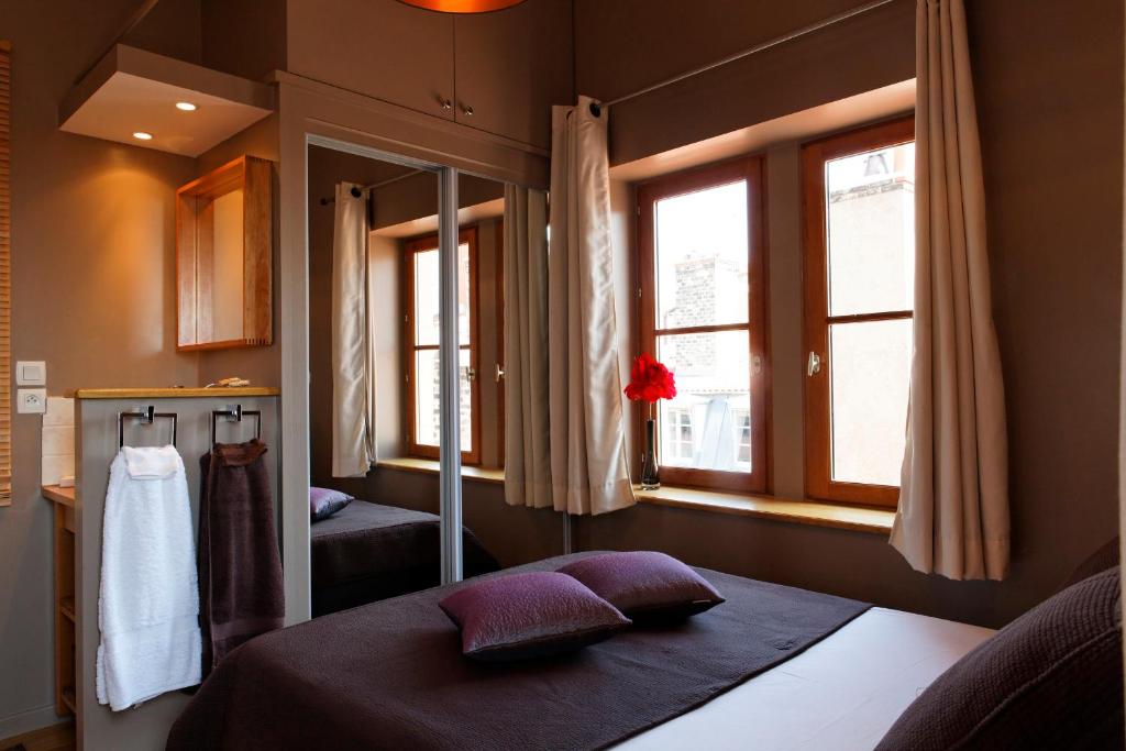 里昂莱斯托伊斯德里昂公寓的一间卧室设有一张床和一个窗口