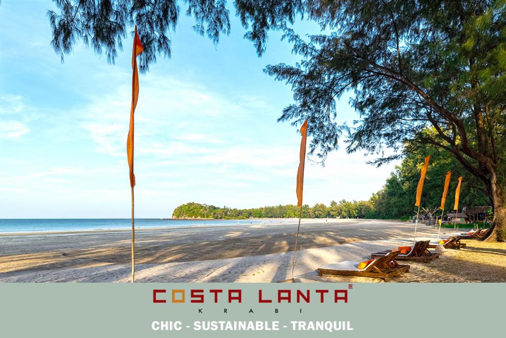 高兰Costa Lanta - Adult Only的海滩美景,在路上悬挂两面旗帜