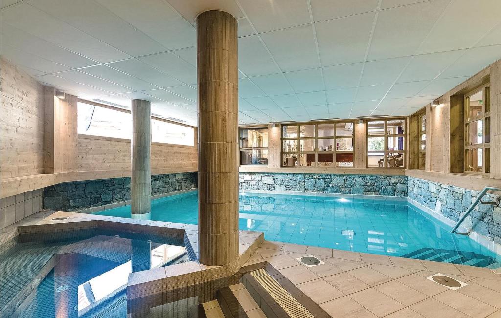 莱热Les Fermes miguy的大楼内的大型游泳池