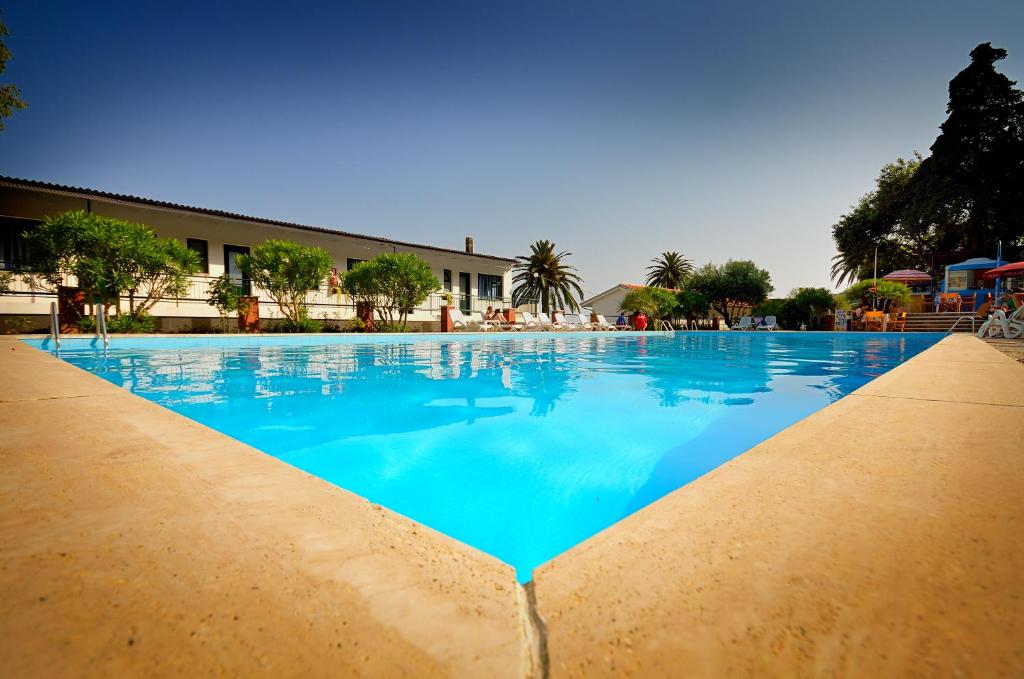 新布萨纳蓝色海滩酒店的蓝色海水大型游泳池