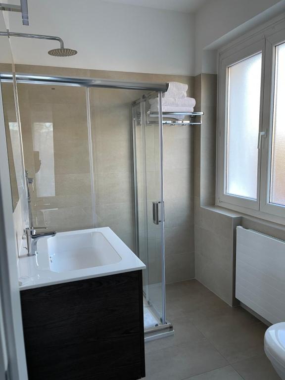 NovazzanoHotel Locanda dei Mulini的带淋浴、盥洗盆和卫生间的浴室