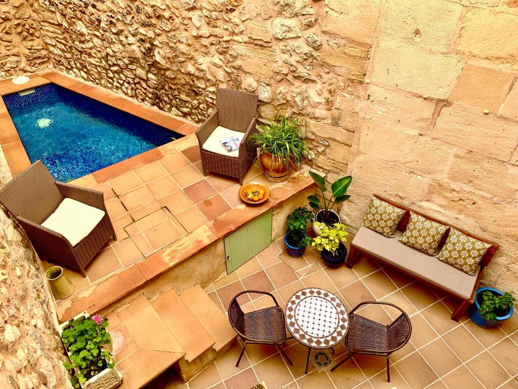 波连斯萨Casa Romana的享有带椅子和游泳池的天井的顶部景致
