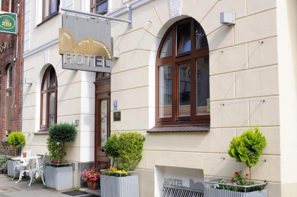 吕贝克祖珥阿尔滕斯塔德莫尔酒店的建筑前有盆栽的旅馆