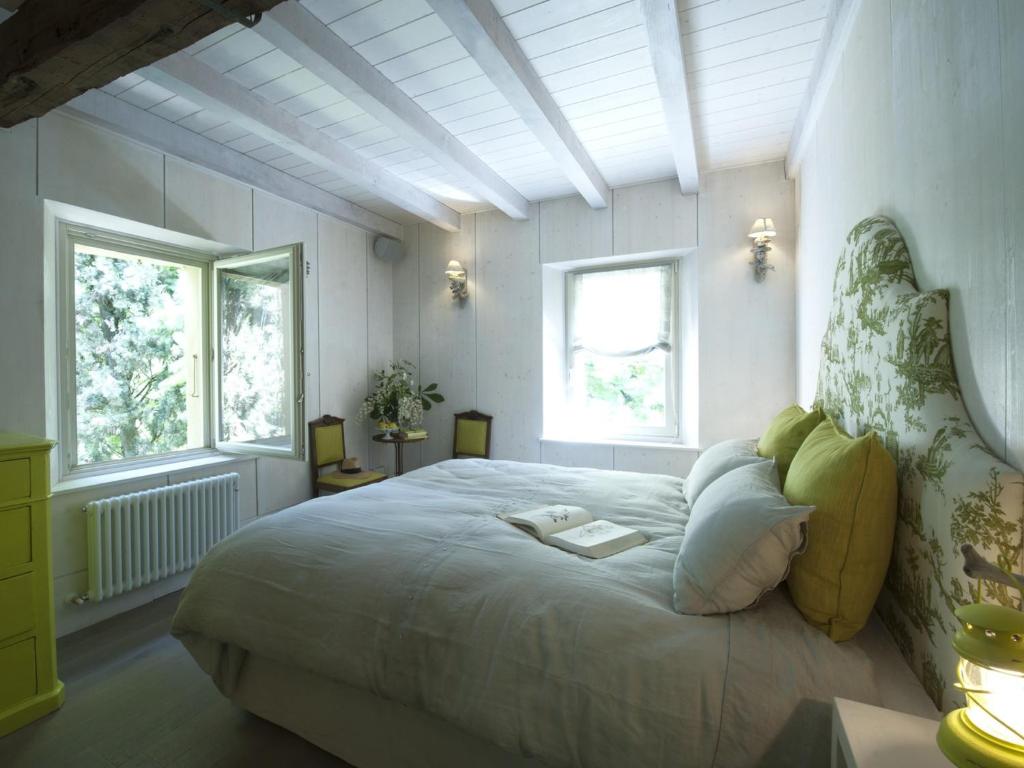 博洛尼亚卡萨萤光瑞雷旅馆的一间卧室设有一张大床和两个窗户