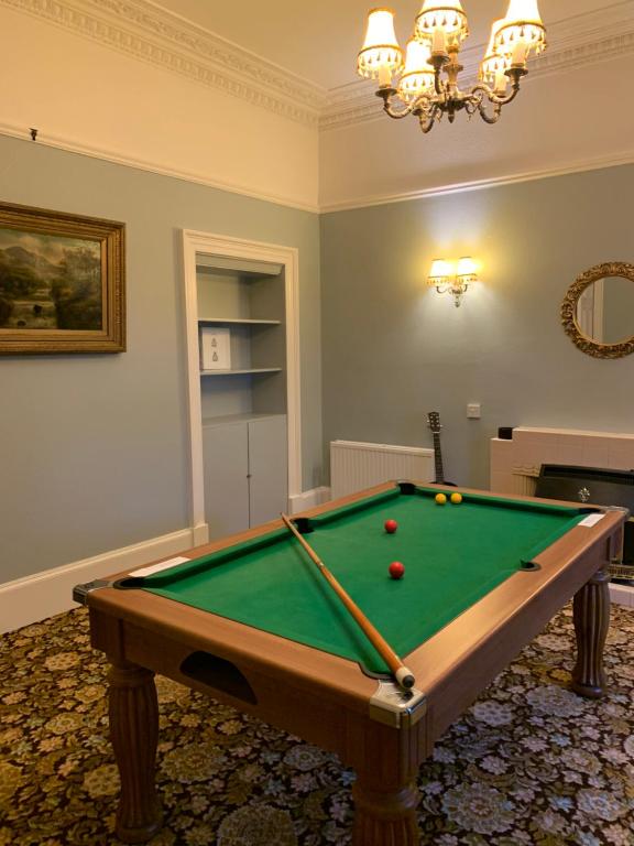 瑟索Thurdistoft Farmhouse, Dunnetbay accommodation的一间房间,内设一张带球的台球桌
