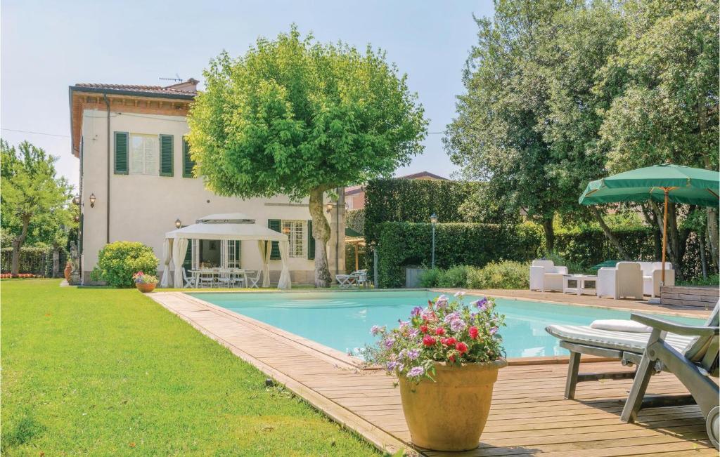 Sant' Alessio贝格尼度假屋的庭院中带游泳池的房子