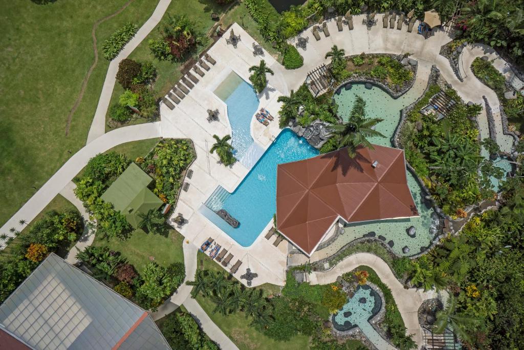 福尔图纳阿雷纳尔温泉度假村酒店的公园游泳池的顶部景色
