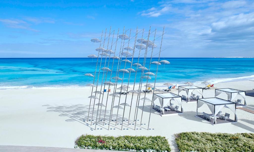 阿莱曼Al Alamein Hotel的海滩上的一组桌椅