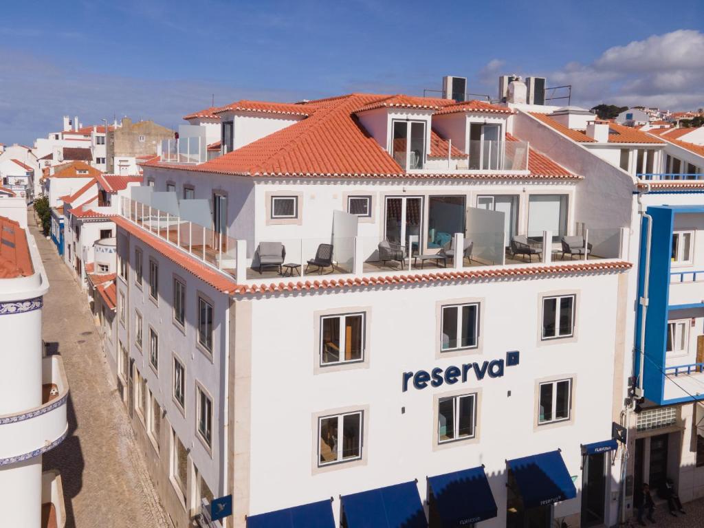 埃里塞拉Reserva FLH Hotels Ericeira的白色的建筑,有红色的屋顶