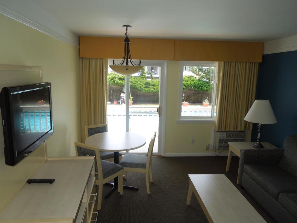 蒙托克大西洋海滩皇家度假酒店的带沙发、桌子和电视的客厅