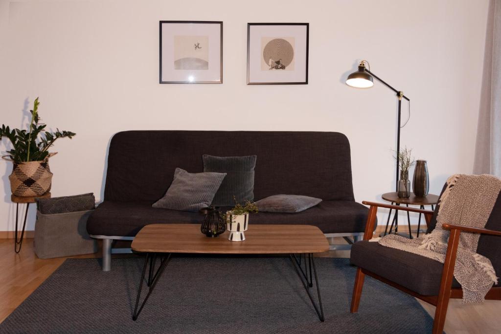 班贝格Ferienwohnung Bruderwald的客厅配有沙发和桌子
