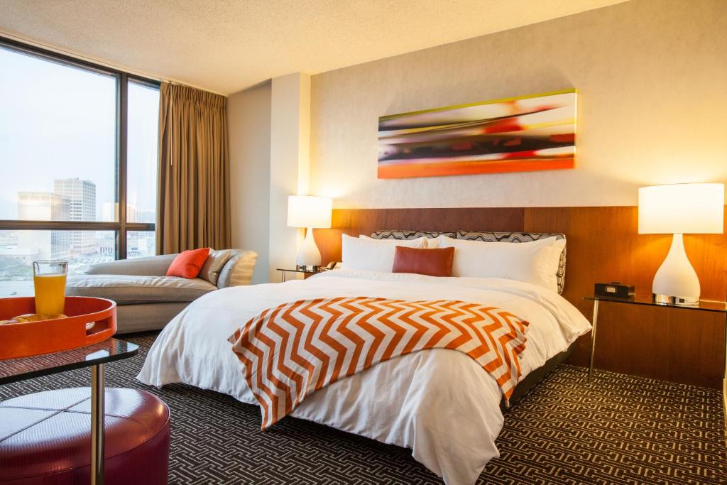 休斯顿Hotel Derek Houston Galleria的酒店客房,配有床和沙发