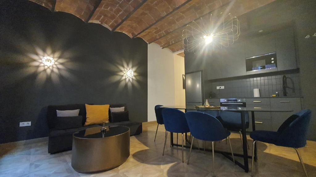 巴塞罗那Barrio Gotico Apartments Escudellers的客厅配有沙发和桌椅