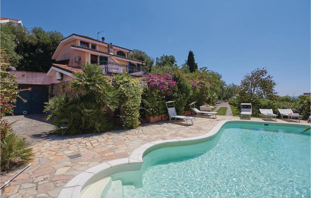 因佩里亚Villa Peppina的一座带游泳池和房子的别墅