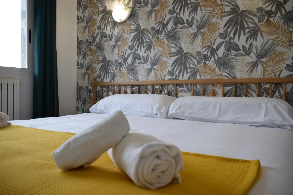 桑亨霍Hotel VIDA Xunca Blanca的卧室床上的白色毛巾