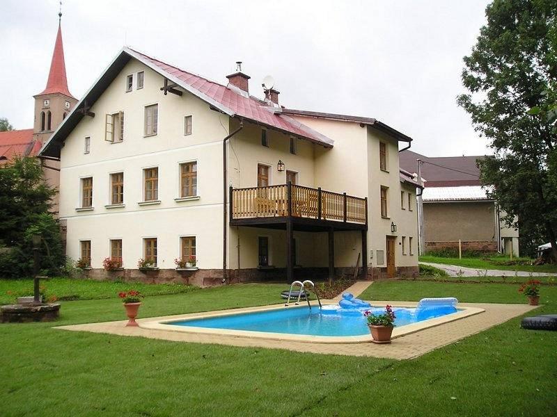 ČermnáDroom b&b Čermná的一座大房子,前面设有一个游泳池
