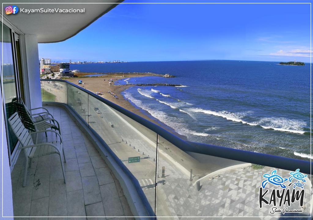 韦拉克鲁斯KAYÁM Suite Vacacional的享有海滩和海洋美景的阳台。