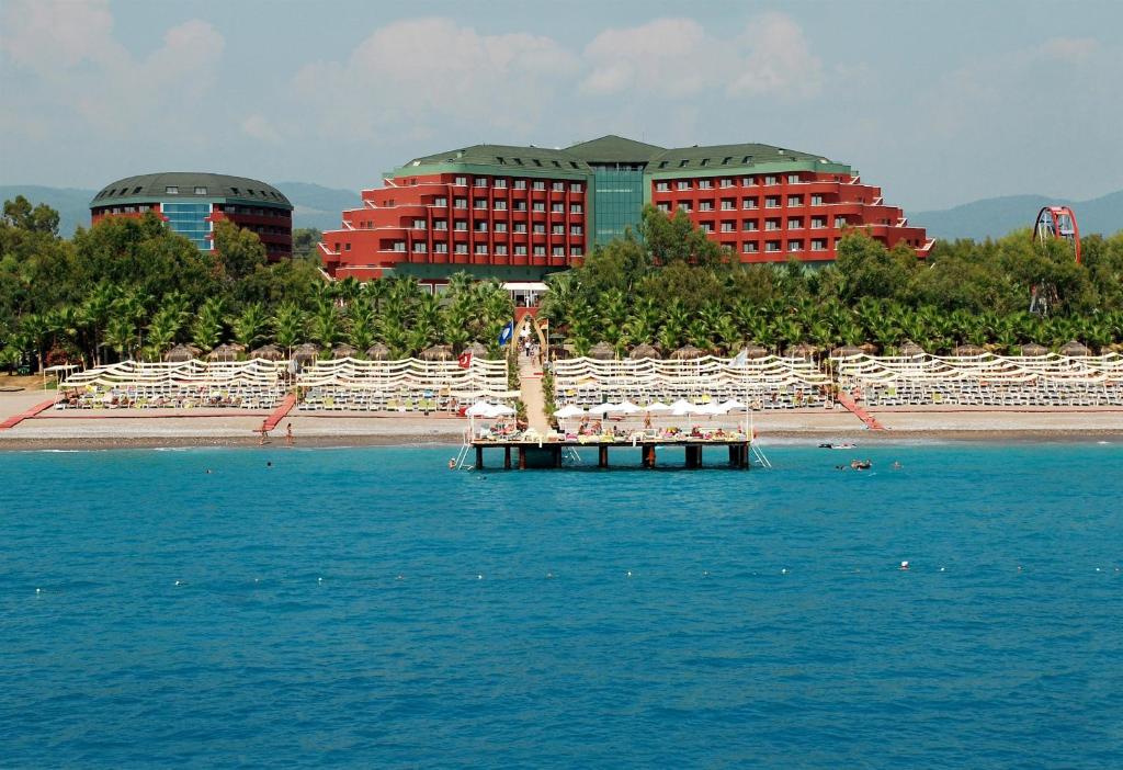 欧库卡拉海豚豪华度假酒店的海滩上设有椅子,水中设有码头