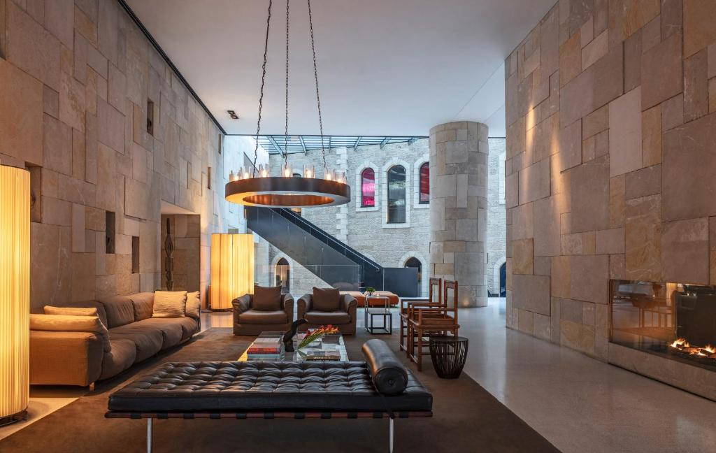 耶路撒冷Mamilla Hotel的带沙发和壁炉的客厅