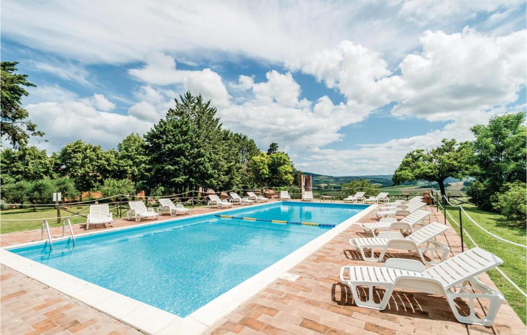 StradaStunning Apartment In Castiglione D,lago Pg With Outdoor Swimming Pool的一个带躺椅的游泳池和一个游泳池