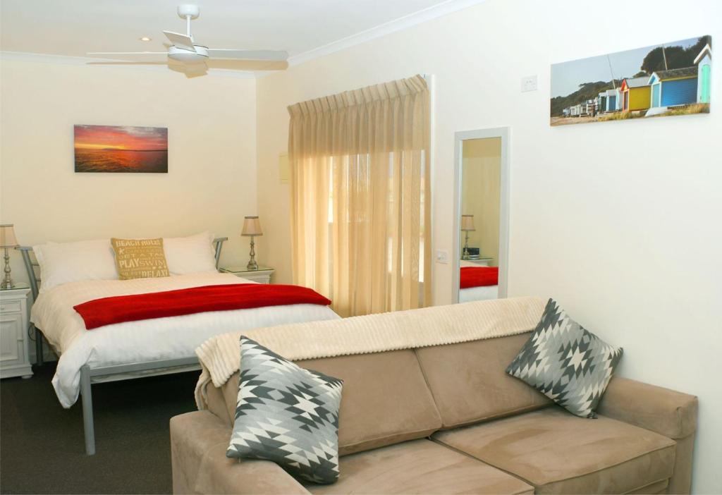 德罗马纳Dromana Beach Getaway的客厅配有沙发和1张床