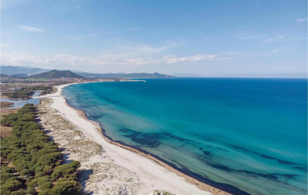 奥罗塞伊Domus Depina的享有海滩和海洋的空中景致