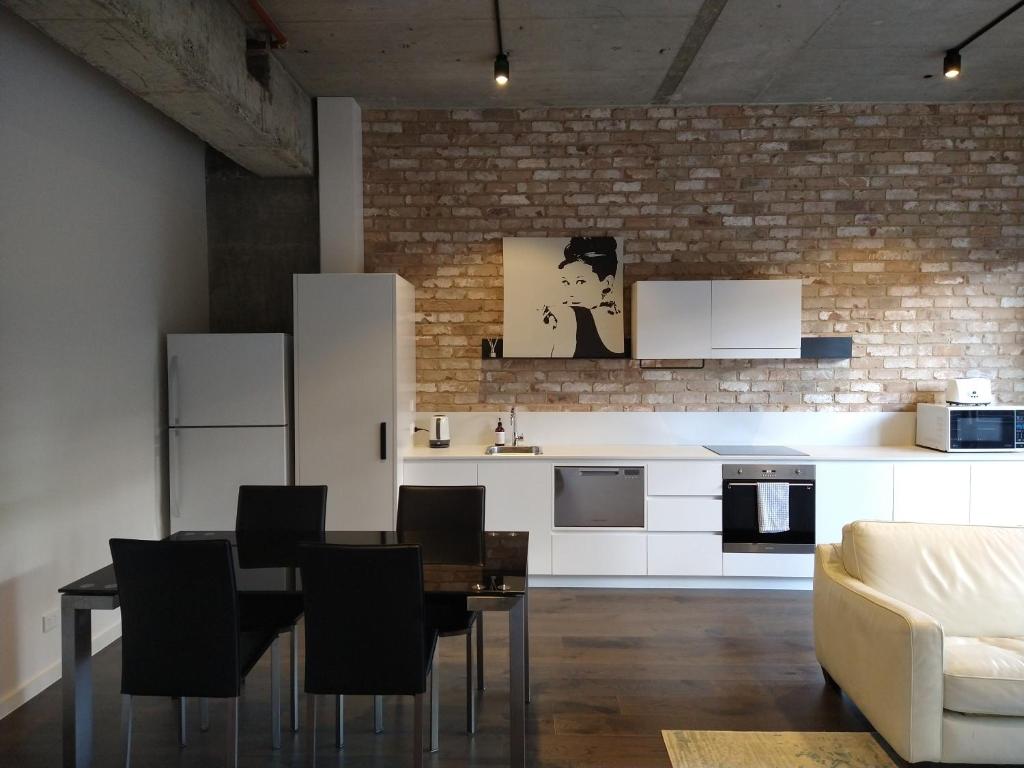 PhillipBrand New Spacious Woden Apartment - KingBed&WiFi的客厅设有餐桌和厨房