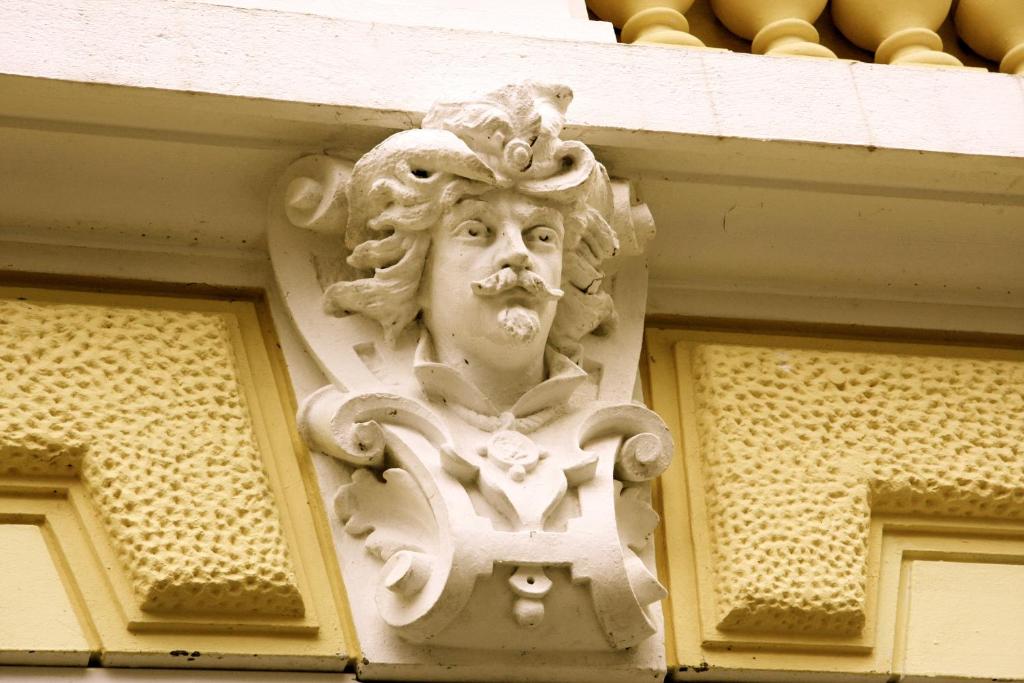 杜塞尔多夫双子酒店的建筑物一侧的面孔雕像