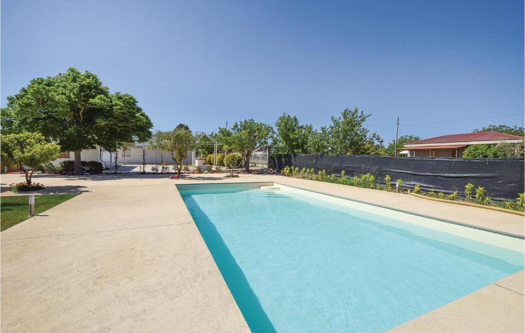 科米索Villa Ibiscus的一个带围栏的院子内的游泳池
