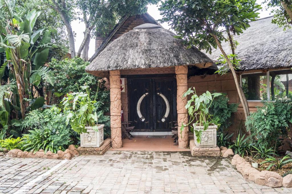 波罗瓜尼Ivory Lodge Bendor的花园内带黑色门的凉亭