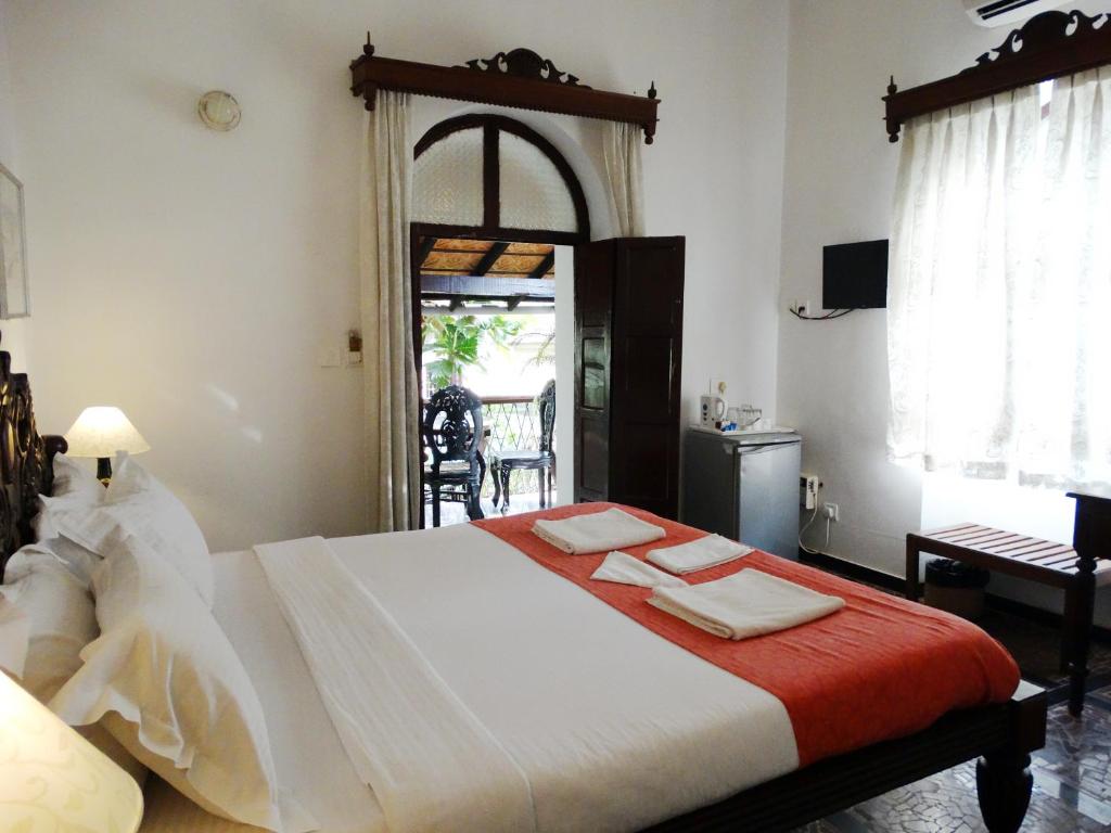 帕纳吉潘吉姆文物迎宾旅馆的一间卧室配有一张大床和毛巾