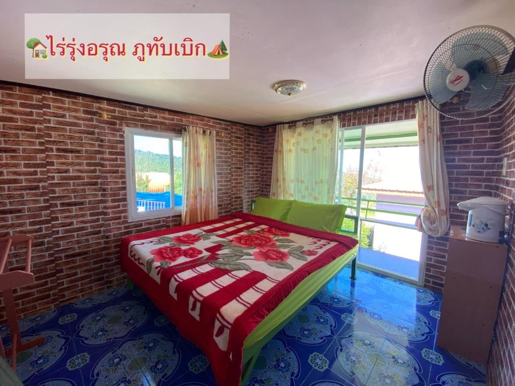 Ban Maeo Thap Boekไร่รุ่งอรุณ ภูทับเบิก的卧室配有砖墙内的床铺